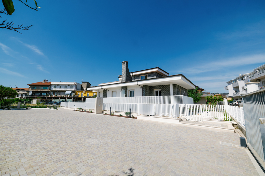 Esterni e ingresso di Villa Maria Vittoria a Davoli Marina