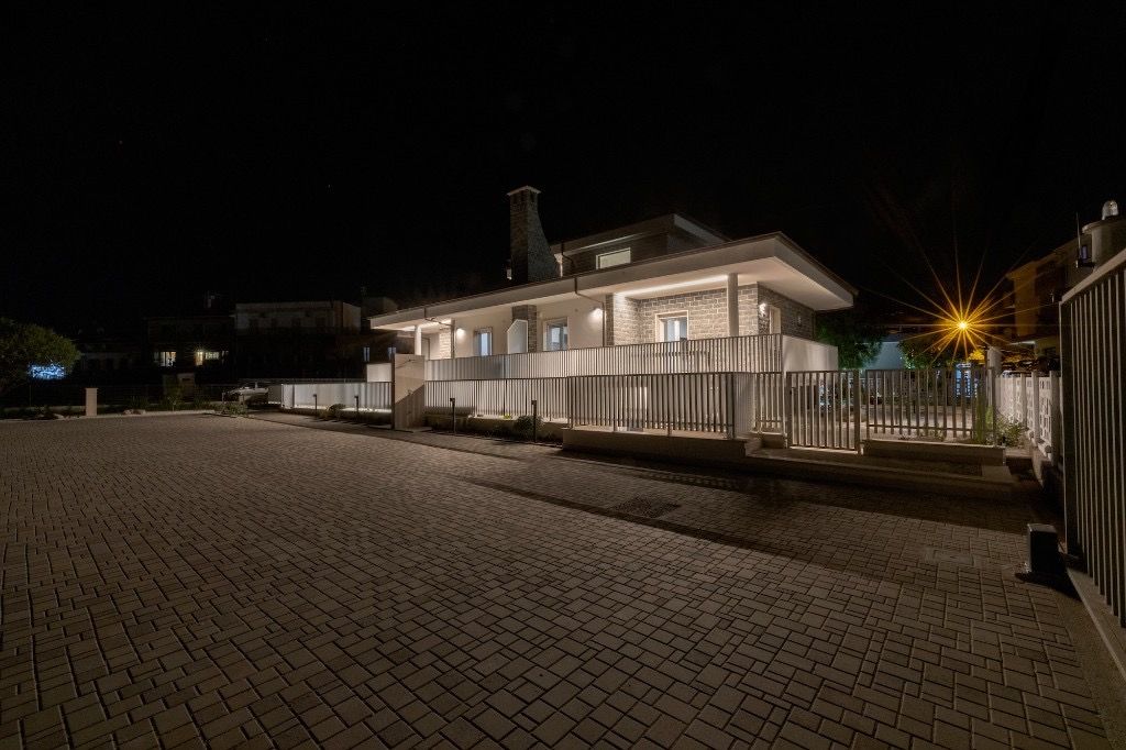 Cortile di Villa Maria Vittoria illuminato di sera