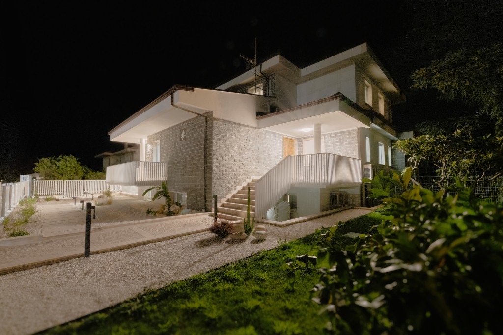 Villa Maria Vittoria illuminata di sera all'ingresso